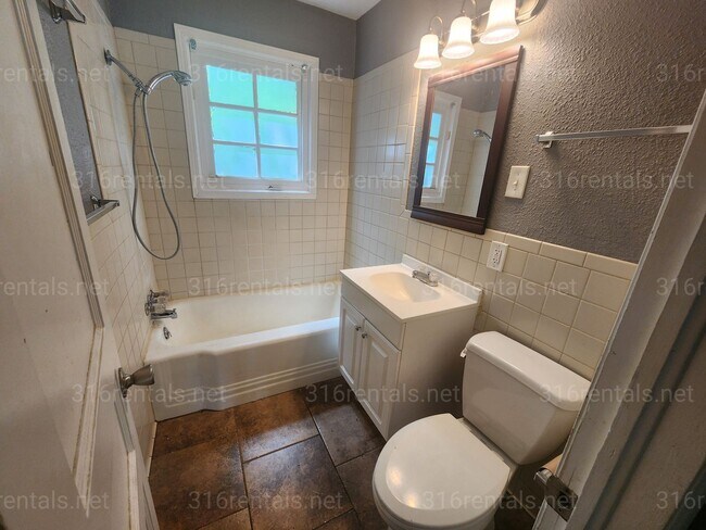 Building Photo - $1,050 - 3 bedroom / 1 bathroom - Single Family Home