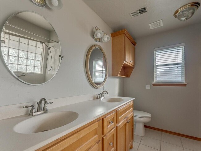 Building Photo - 1004 SW 127th Pl