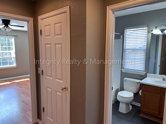 Building Photo - 1041 W Laurenwood Ln