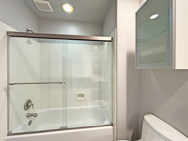 Building Photo - Updated 2B/2BA Condo in Hillcrest W/ Parki...