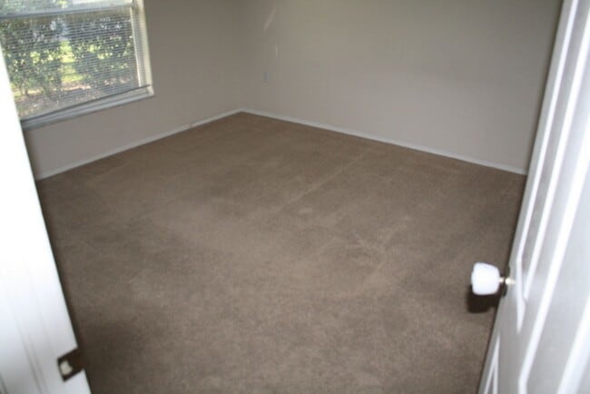 Building Photo - Beautiful 3 Bedroom two Bath