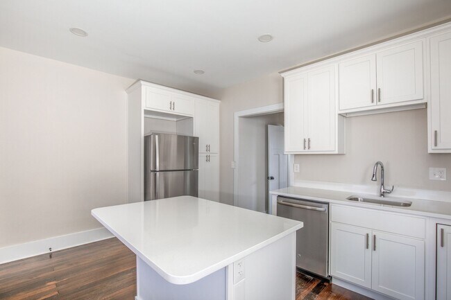 Building Photo - Charming Renovation in the HEART of DOGTOWN!