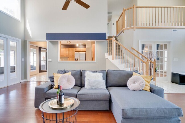 Building Photo - FOR RENT!!! STUNNING AND SPACIOUS SINGLE FAMILY HOME WITH LAKE VIEW...