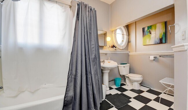 Building Photo - 705 Bryden Rd