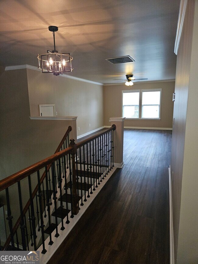 Building Photo - 536 Longwood Pl