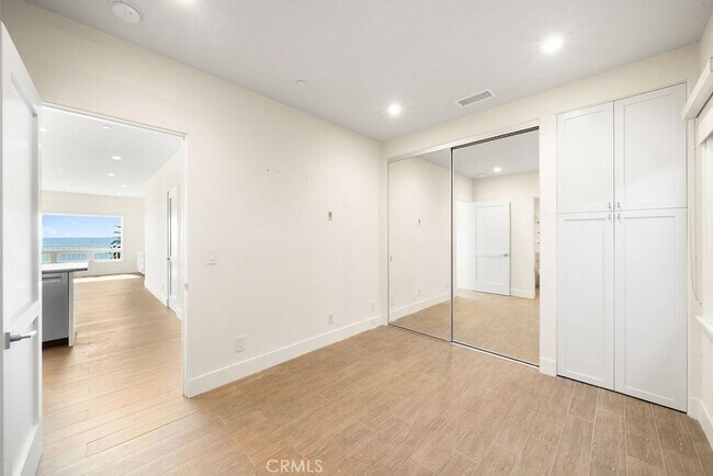 Building Photo - 376 Cliff Dr