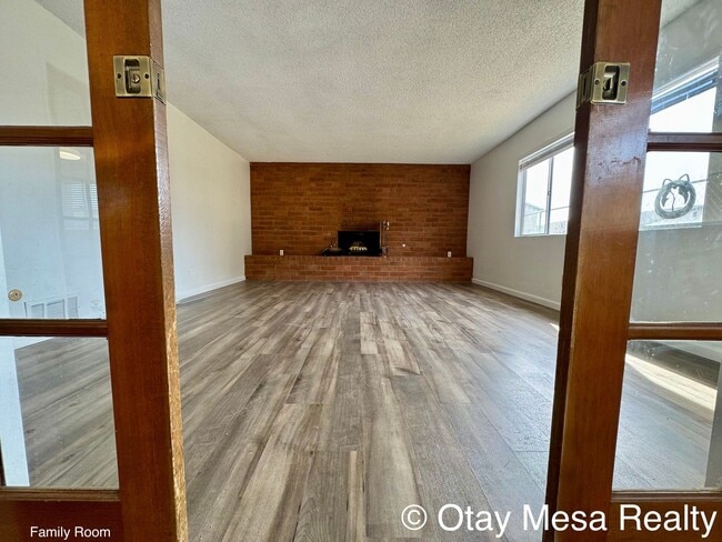 Building Photo - Spacious 3BR Home with Garden Beds & Pet-F...