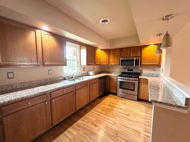 Building Photo - 1114 Skyview Dr