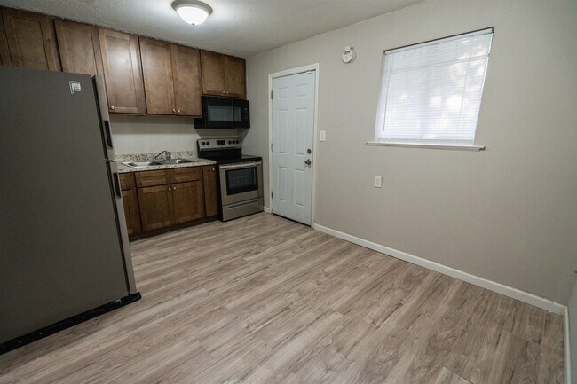 Building Photo - 1305 Clay St