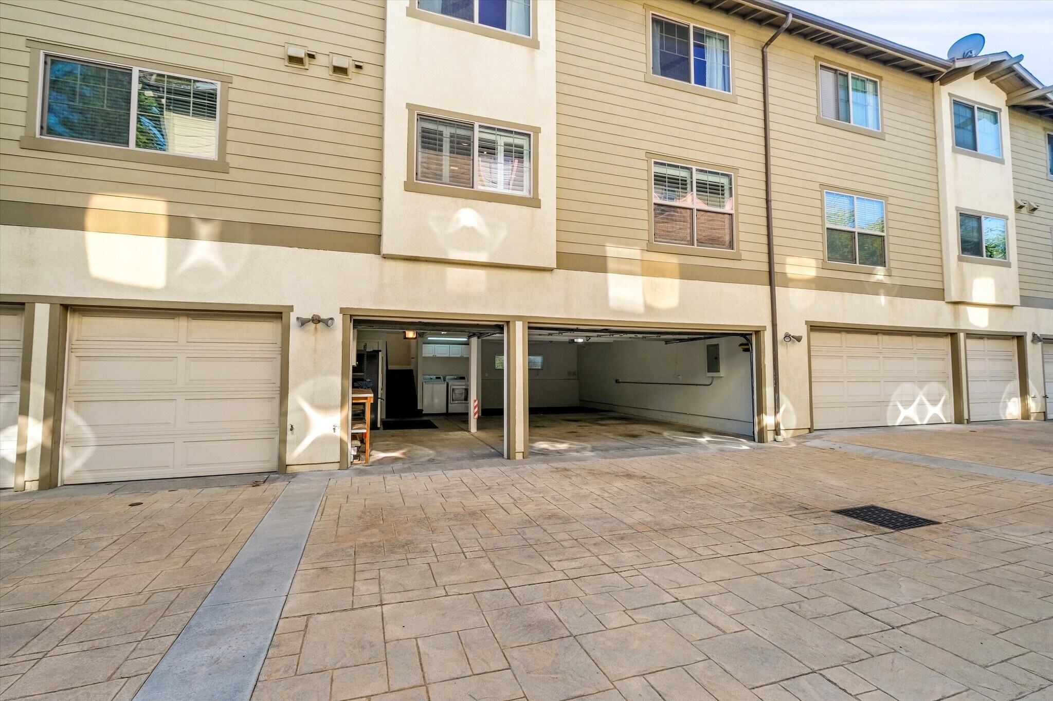 Two garage doors with remote control - 759 Border Ave