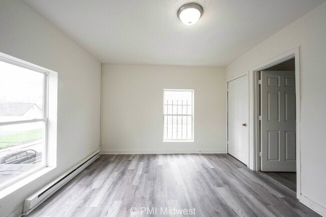 Building Photo - "Charming Duplex Retreat: Spacious 2-Bedro...