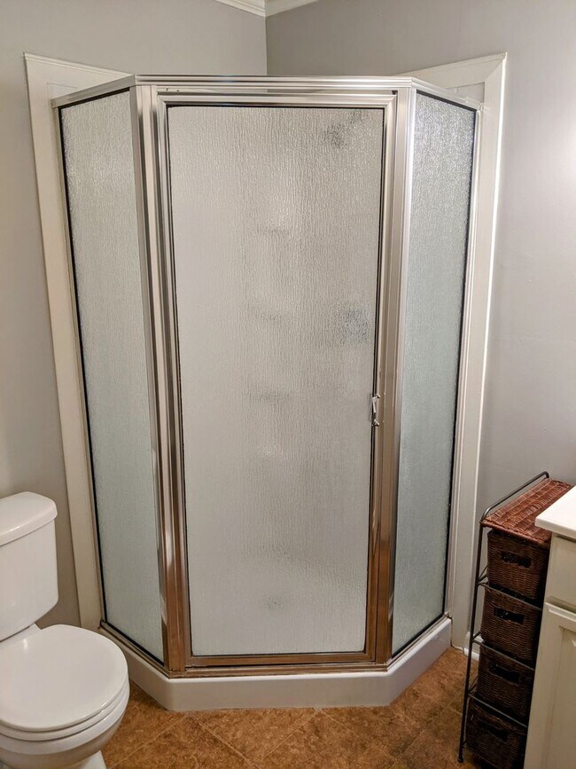 Building Photo - Charming Home Available Now!