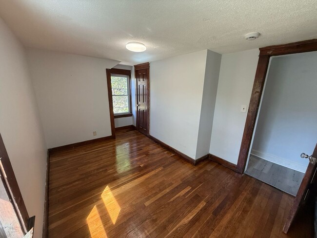 Building Photo - 165 Pleasant St