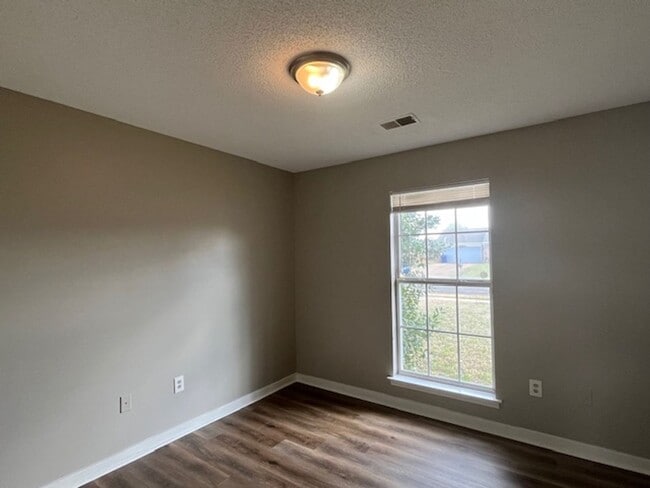 Building Photo - Renovated 4 Bedroom 2 Bath Home with 2 Car Garage for Rent!