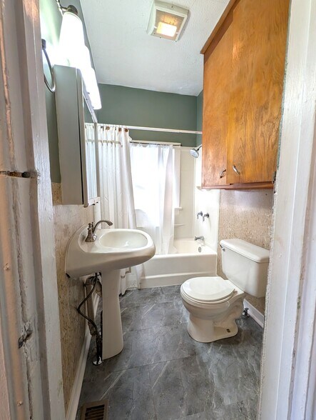Building Photo - 2024 Vinton St