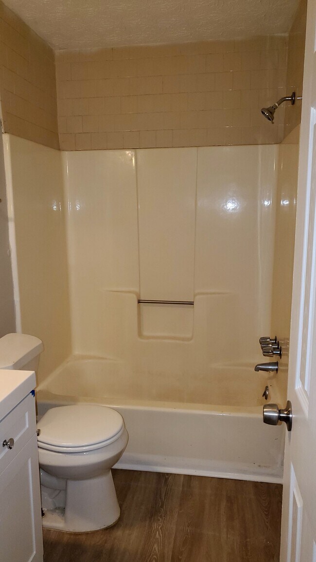 Bath #2 - 2931 Lakemont Dr SW