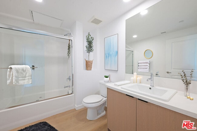 Building Photo - 14606 Sylvan St