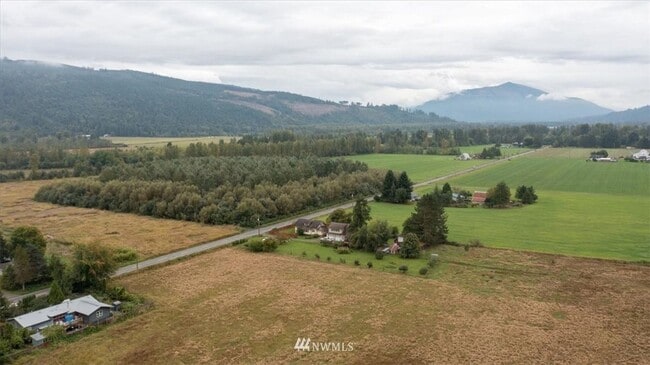 Building Photo - 3 Bedroom 1800 sq ft Cute Farm House with ...