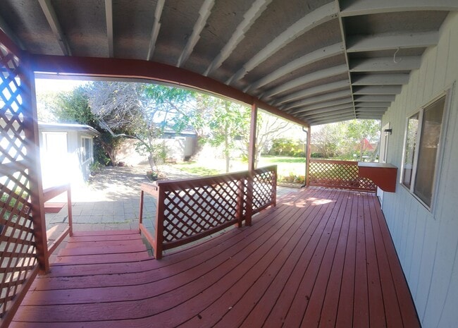 Building Photo - Well maintained 5 bedroom 2 bath with garage