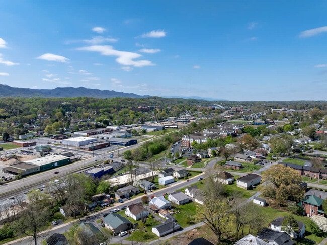 Building Photo - 220 Highland Ave