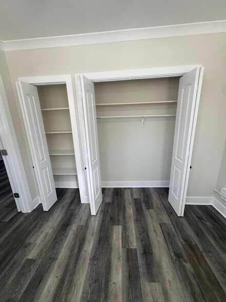 Building Photo - 3837 N Greenview Ave