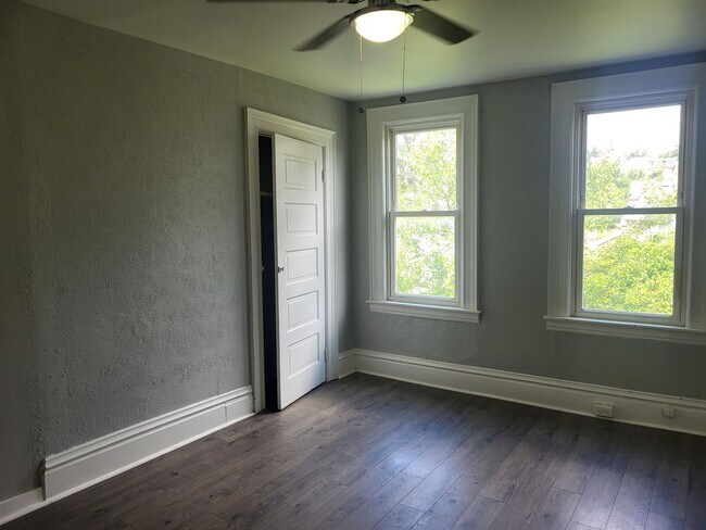 Building Photo - Spacious 2 bedroom in Mt Oliver! Available Now!