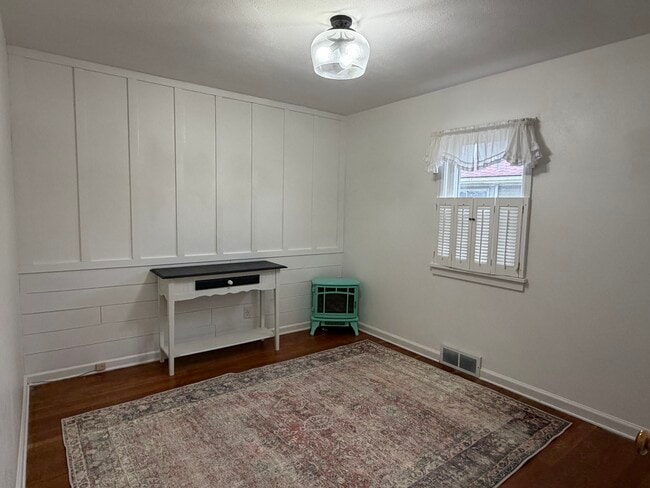 Building Photo - 181 W Custer Ave