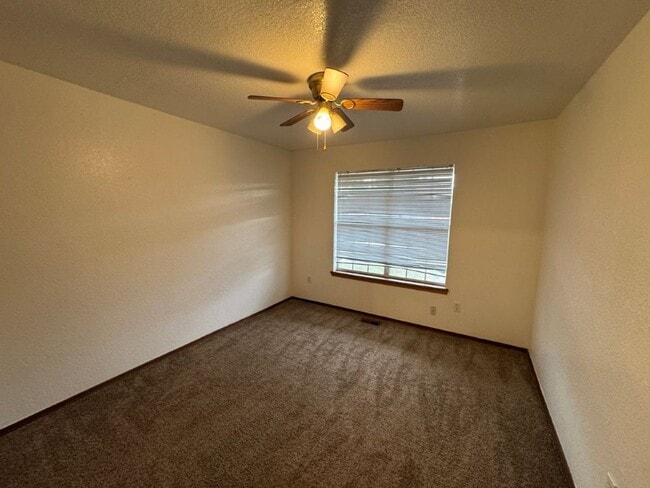 Building Photo - 2 bed duplex in Mustang, fenced yard, laun...