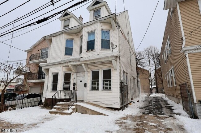 Building Photo - 14 Wainwright St