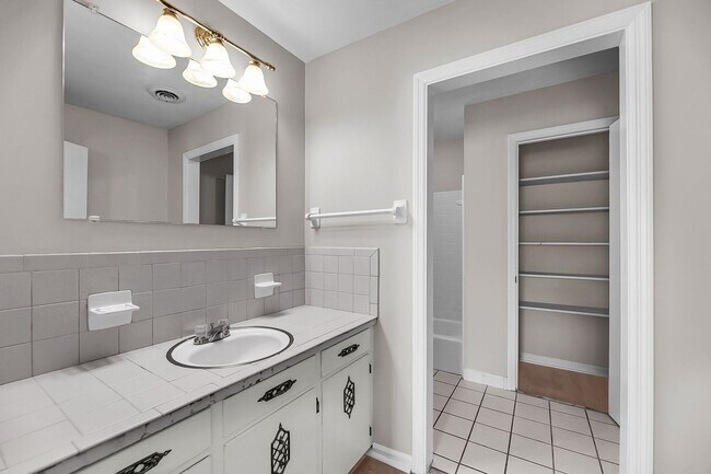 Building Photo - 2 Bedroom, 2.5 Bath Home with Flex Room on...