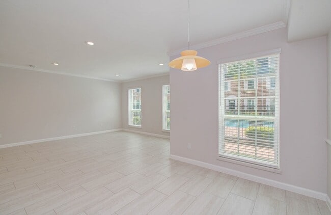 Building Photo - 355 N Post Oak Ln