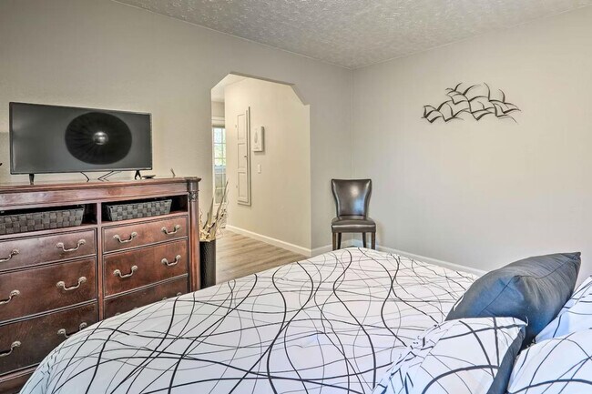 Building Photo - 1217 Falcon Ave