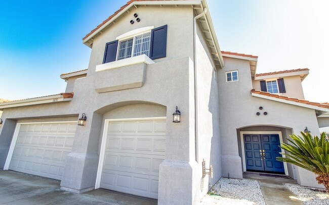 Building Photo - Spacious 6 Bedroom Home With Huge Backyard!