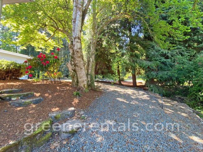 Building Photo - Cooper Point Daylight Basement ADU with Wa...