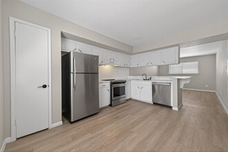 Building Photo - 427 Hollyvale Dr