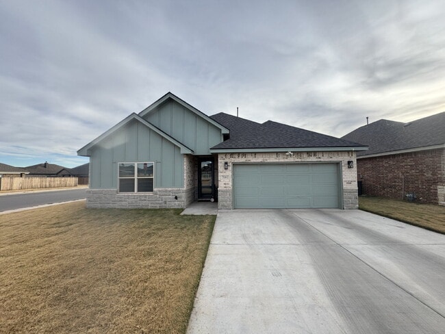 Building Photo - Custom built home in West Lubbock