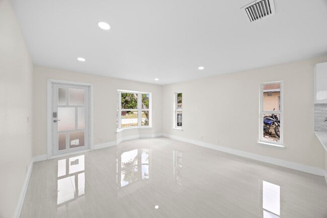 Building Photo - 5664 Boynton Crescent