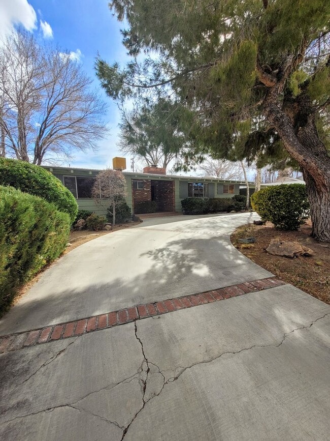 Building Photo - Mostly Furnished Bishop home with large li...