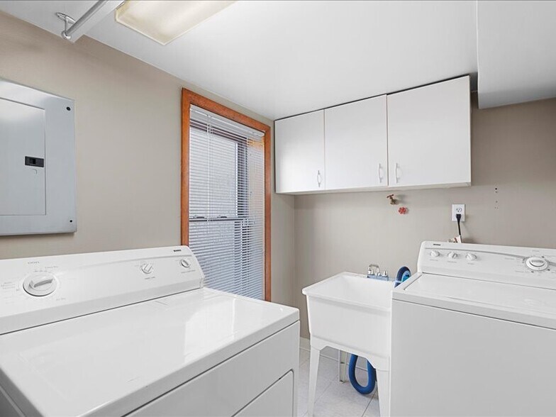 Laundry room - 3214 S Throop St