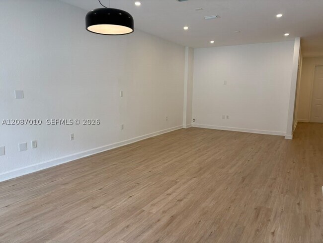 Building Photo - 8671 NW 112th Ct