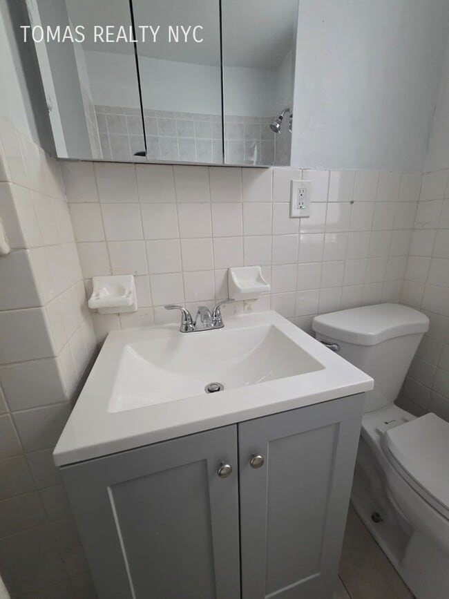 Building Photo - 16 Sherwood Ave