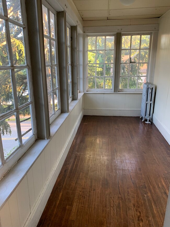 Building Photo - 929 Pleasant St