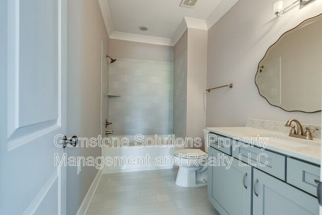 Building Photo - 1806 Burland Cres