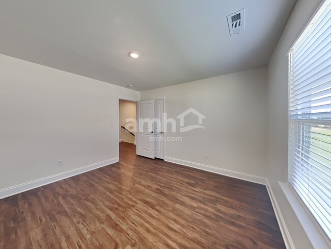 Building Photo - 5228 Valor Dr