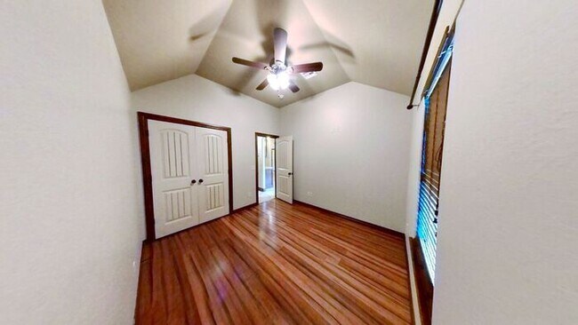 Building Photo - Yukon 4 Bed