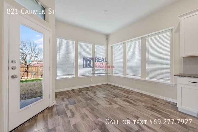 Building Photo - 821 Carmen St