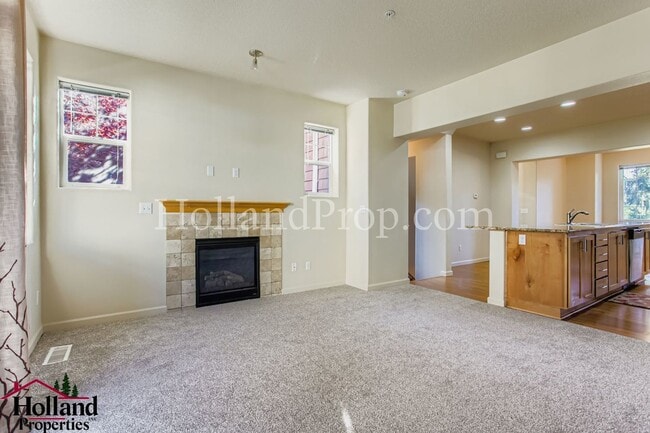 Building Photo - Lovely 3-Level Townhouse in great Hillsbor...