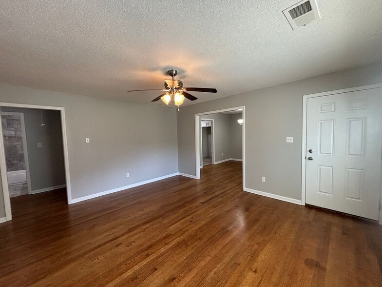 Building Photo - 4960 Sherry Dr