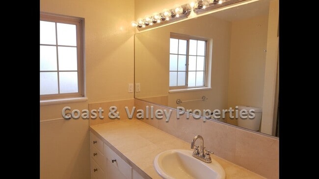 Building Photo - Lovely South Salinas Home!