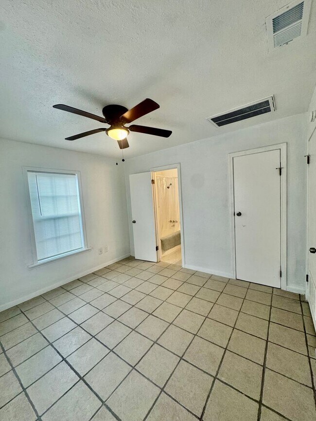 Building Photo - Spacious 4 Bedroom / 3 Bath Home for Rent – Westside Corpus Christi (Section 8 Welcomed)